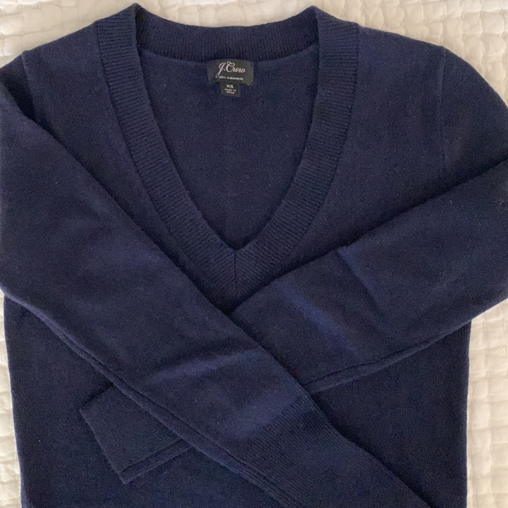 Long-Sleeve Everyday Cashmere Fitted V-Neck Sweater